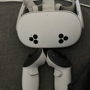 VR Headset with Controllers - White
